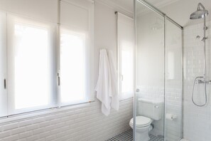 Baignoire, sèche-cheveux, serviettes fournies
