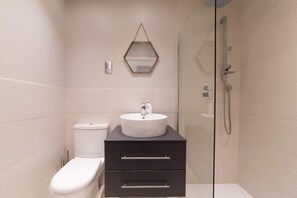 Basic Apartment, Multiple Beds | Bathroom | Shower, hair dryer, towels, soap - Amazing Cosy Central London Apartment 3 Mins to Marylebone (London)