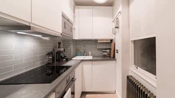 Basic Apartment, Multiple Beds | Private kitchen | Fridge, microwave, oven, stovetop
