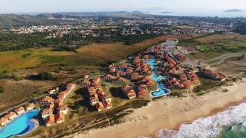 Nær stranden, solsenger og strandhåndklær