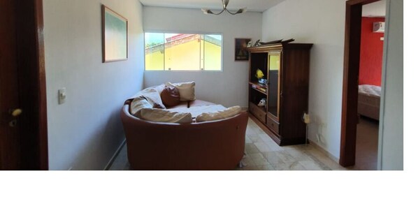 Un dormitorio con cama, armario y ventana.