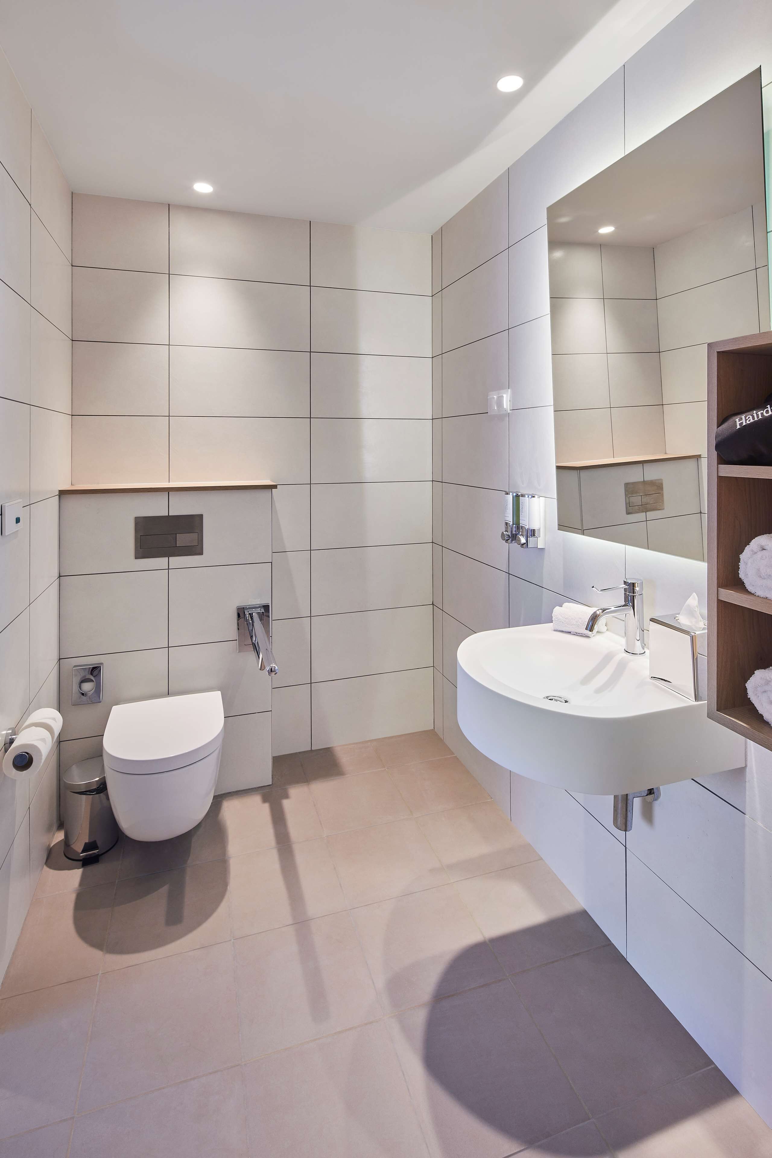 room, 1 queen bed, accessible | bathroom | shower, hydromassage showerhead, hair dryer, towels