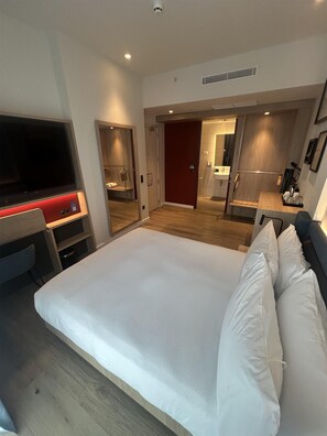 ห้องพัก, เตียงควีนไซส์ 1 เตียง, พร้อมสิ่งอำนวยความสะดวกสำหรับผู้พิการ | ผ้าปูที่นอนฝ้ายอียิปต์, เครื่องนอนระดับพรีเมียม, เตียงเมมโมรีโฟม