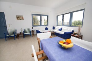 Family House | In-room dining - Family Holidays House Koutsouras by GHH (Ierapetra)