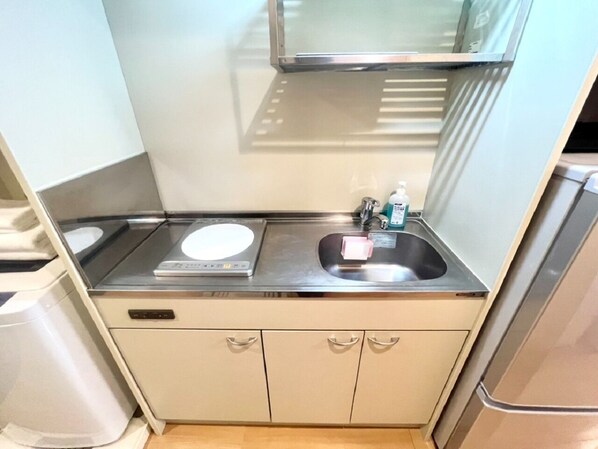 Fridge, microwave, stovetop, cookware/dishes/utensils