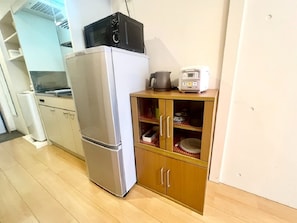 Réfrigérateur, micro-ondes, plaque de cuisson