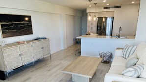 Een moderne woonkamer met een bank, een salontafel en een kast.