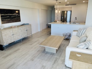 Un salon moderne avec un canapé, une table basse et un meuble.