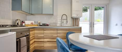 Casa de campo | Cocina privada | Refrigerador, microondas, horno y parrilla de estufa