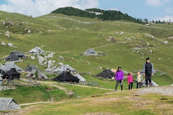 Un village rural avec des maisons traditionnelles situées sur le versant d’une colline.