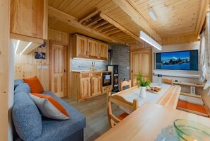 Smart TV, fireplace, books, stereo