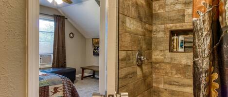 2 bedrooms, desk, free WiFi, bed sheets