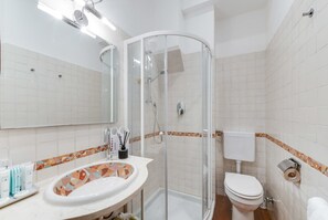 Een douche, een haardroger, handdoeken