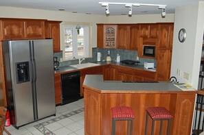 冰箱、微波炉、烤箱、炉灶