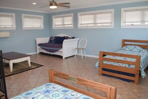 3 多间卧室、办公桌、免费 WiFi、床单