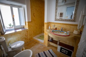 シャワー、ヘアドライヤー、ビデ、タオル