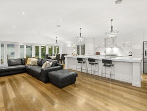 TV, fireplace - Perfection Village Bay, In the heart of Sorrento With Pool & Spa (sleeps 14) (Sorrento)