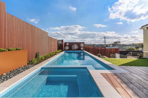 Perfection Village Bay, In the heart of Sorrento With Pool & Spa (sleeps 14)