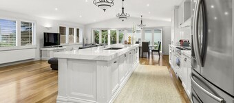 Perfection Village Bay, In the heart of Sorrento With Pool & Spa (sleeps 14)