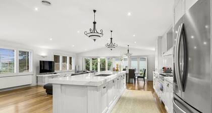 Perfection Village Bay, In the heart of Sorrento With Pool & Spa (sleeps 14)