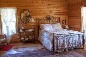 7 bedrooms, free WiFi, bed sheets - Large Cabin in the Kiamichi Wilderness (Rattan)