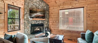 Hot Tub - Pool Table- Arcade Machine - Easy flat roads -King Beds