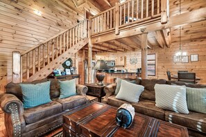 Smart TV, fireplace, video games, books - Resort Pool is OPEN!  Hot Tub - Pool Table - Arcade Machine - Summer Sale! (Gatlinburg)