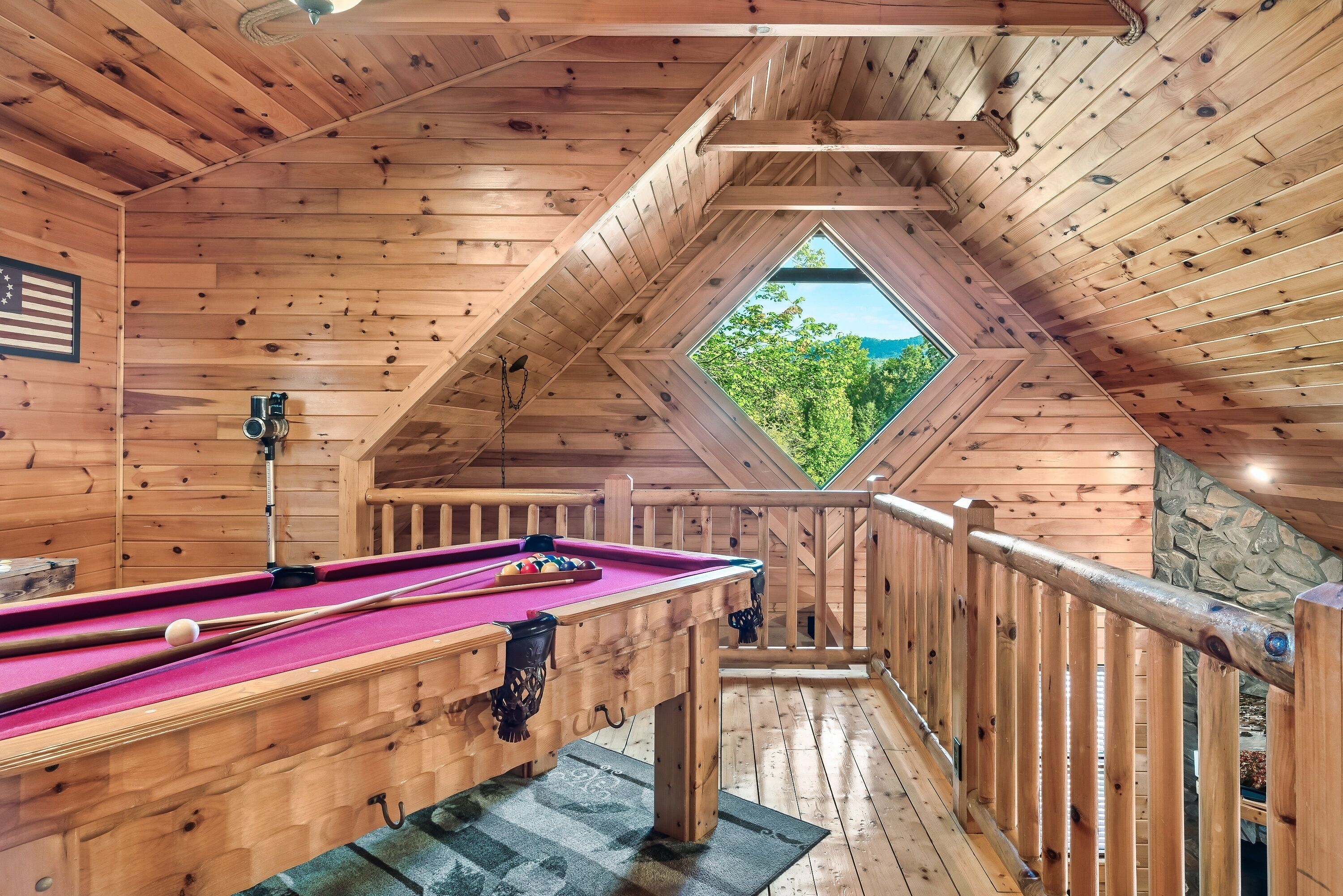 Cabin Fun: Arcade Machine- Pool Table- Gas Fireplace - Hot Tub    