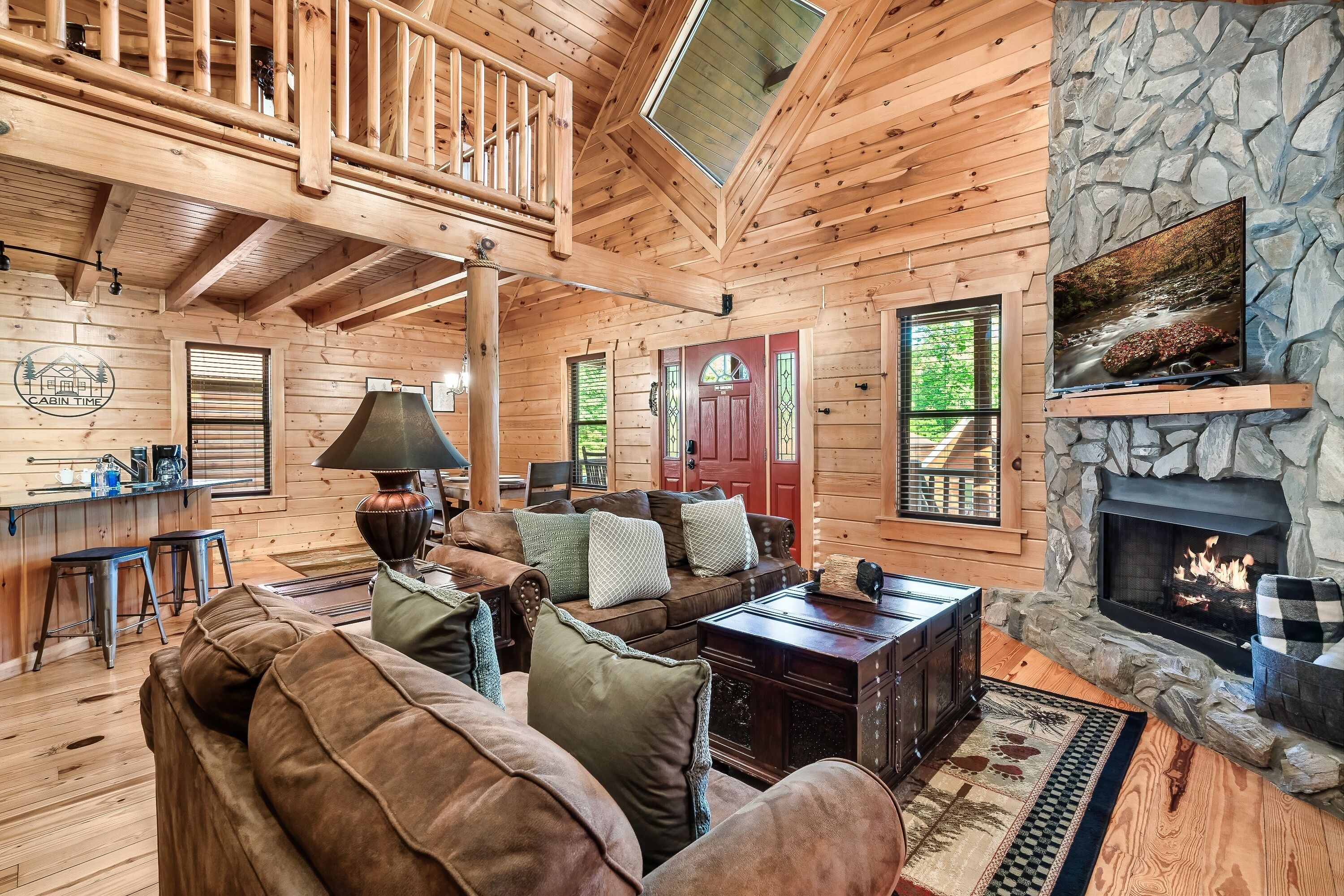 Cabin Fun: Arcade Machine- Pool Table- Gas Fireplace - Hot Tub    