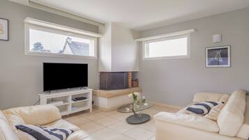 Televisión, chimenea, estéreo y oficina