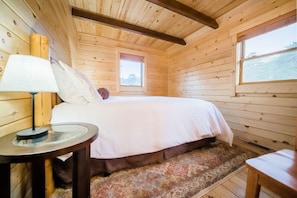 2 Schlafzimmer, Schreibtisch, Bügeleisen/Bügelbrett, Reisekinderbett