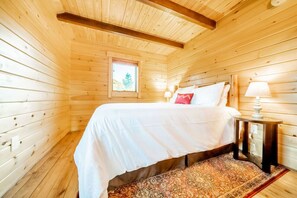 2 bedrooms, desk, iron/ironing board, travel cot - Elk Hotspot w/ Views, Deck & Game Room (Estes Park)