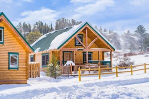 Exterior - Elk Hotspot w/ Views, Deck & Game Room (Estes Park)