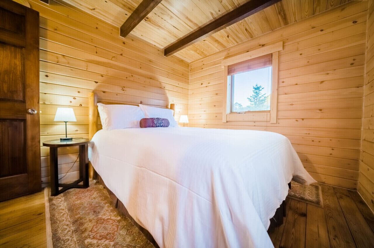 2 makuuhuonetta, työpöytä, silitysrauta/-lauta, vauvan matkasänky