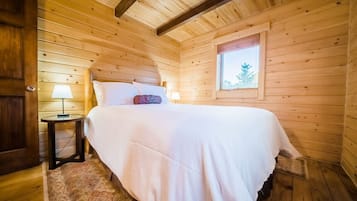 2 makuuhuonetta, työpöytä, silitysrauta/-lauta, vauvan matkasänky