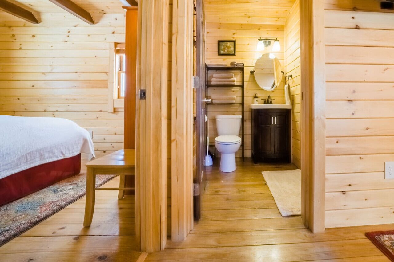 2 habitaciones, escritorio y tabla de planchar con plancha 