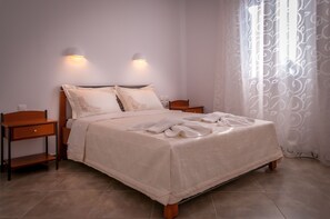 1 habitación, tabla de planchar con plancha y cuna de viaje 