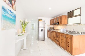 Frigorifero, microonde, macchina per tè/caffè, bollitore elettrico