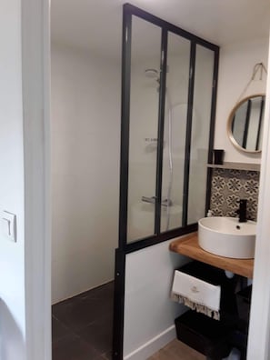 Dusche, Haartrockner, Seife, Toilettenpapier