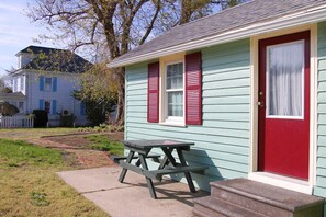 Terrace/patio - Lewis House- 2BR Cottage | Historic Downtown (Chincoteague)