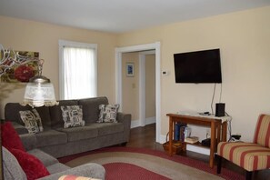 Smart TV - Lewis House- 2BR Cottage | Historic Downtown (Chincoteague)