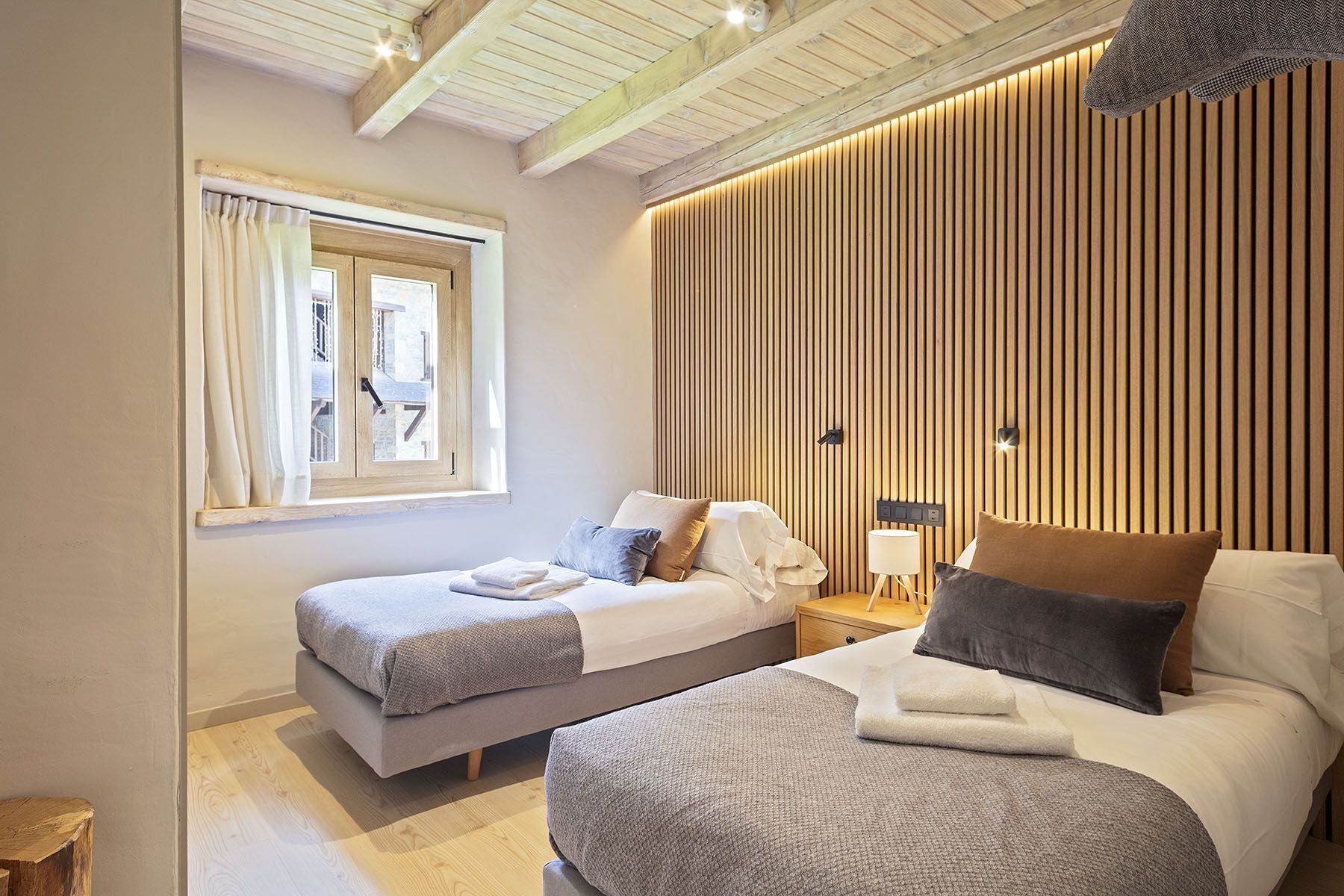 3 bedrooms, iron/ironing board, internet, bed sheets