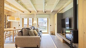 Una televisión, una chimenea