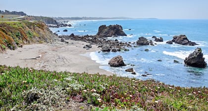 Dreamy Coastal Home W/ Breathtaking Ocean Views, Free WiFi & Deck - Dogs OK