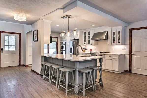 Fridge, microwave, oven, stovetop - Pocono Mountains Lake Naomi - Pocono Pines, PA  renovated luxury design house (Pocono Pines)