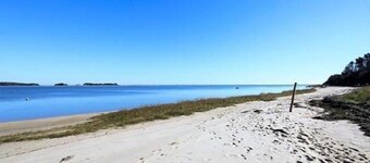 Walk to the beach at Little Pleasant Bay from this newly decorated cottage!