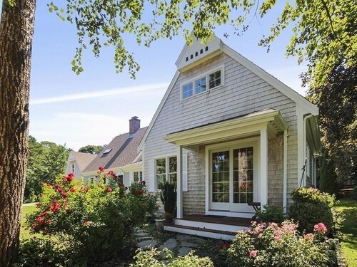 Walk to the beach at Little Pleasant Bay from this newly decorated cottage!