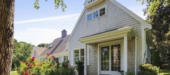 Walk to the beach at Little Pleasant Bay from this newly decorated cottage!