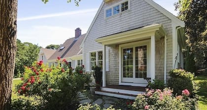 Walk to the beach at Little Pleasant Bay from this newly decorated cottage!