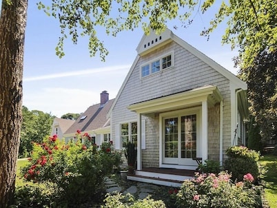 Walk to the beach at Little Pleasant Bay from this newly decorated cottage!